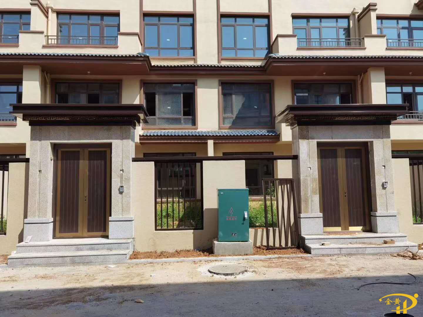 山東煙臺山湖大院別墅銅門工程現(xiàn)場安裝